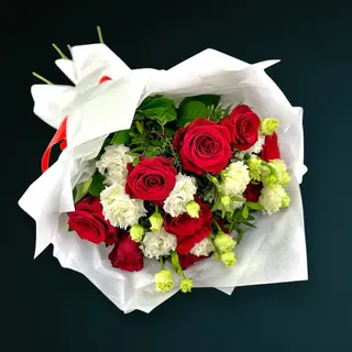 Buchet Trandafiri rosii si Lisianthus alb