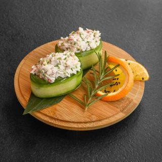 Gunkan sałatka surimi w ogórku