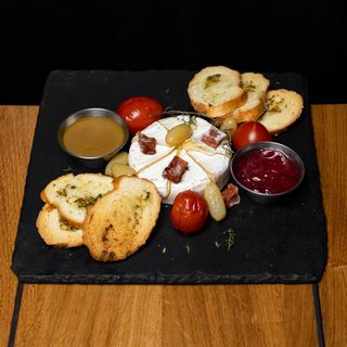 Запечений камамбер з журавлиновим та медово-гірчичним соусами