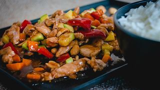 Piept de pui cu arahide