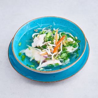 Rosół z makaronem sojowym i kurczakiem 