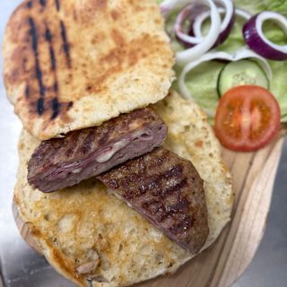 Punjena pljeskavica/stuffed pljeskavica in bun