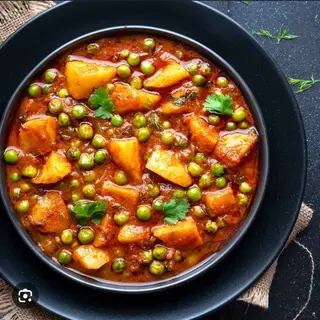Aloo Motor Vegetariano