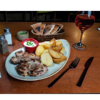 Pulpe dezosate la grill cu cartofi si sos mayo