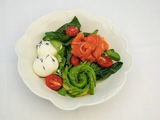 Фреш сніданок з авокадо та фореллю