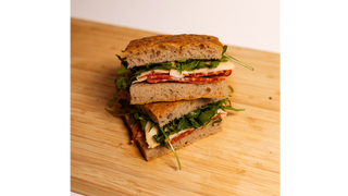 Focaccia salame piccante e scamorza affumicata