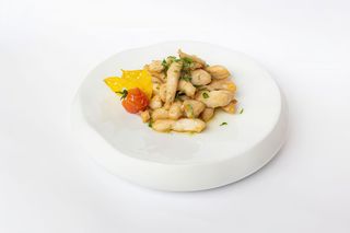 Piept de pui tras la tigaie in unt si usturoi cu patrunjel