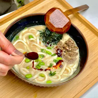 Fideo udon con ternera, miso y sésamo estilo Tantan  坦々うどん