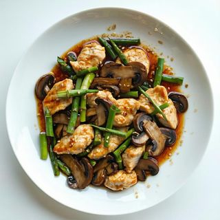 Pollo saltato con funghi e bambù