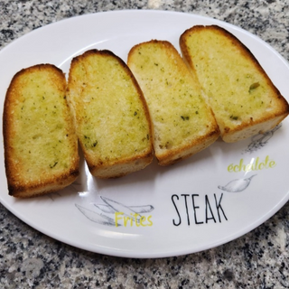 Pão de alho simples em pizza