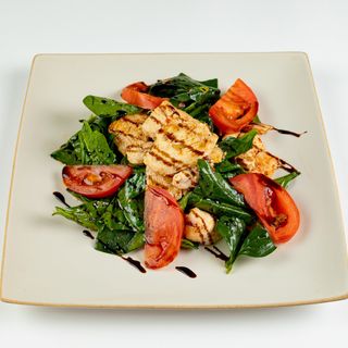 салат со шпинатом и куриной грудкой