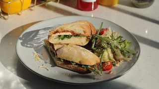 კომბო 1 -  წითელი პესტოს და სულგუნის სენდვიჩი