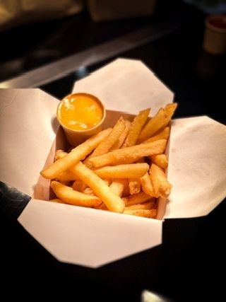 frytki + sos sriracha mayo