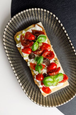 Bruscheta cu rosii cnfi,cherri si pasta ricota