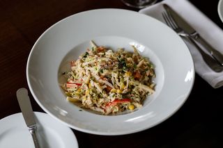 Салат з куркою та ананасами (312г)