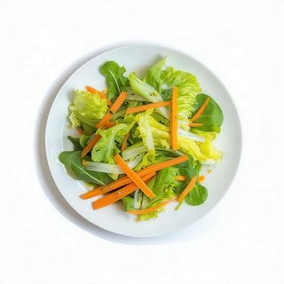 2. Ensalada De La Casa Lechuga, Zanahoria, Jamón Dulce Con Salsa Blanca De La Casa