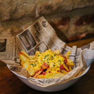 Ración De Patatas Boloñesa Y Cheddar