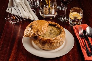 Ciorba de vitel cu tarhon in chifla