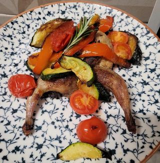 Quaglia in umido con verdure di stagione