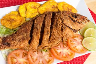 Dorada Frita Con Ensalada Y Plátano Verde