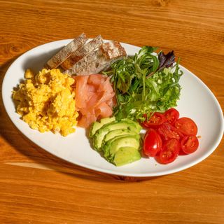 Salmon Scramble Eggs (disponibile fino alle 11.30)