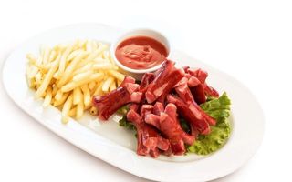 Колбаски с фри и кетчупом