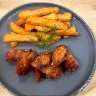 ARIPIOARE DE PUI CU CARTOFI PRAJITI SI SOSUL CASEI 