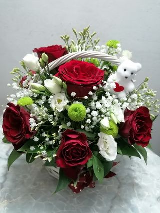 Korpa sa ružama i medom