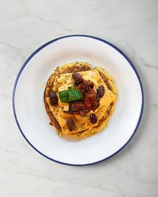 Caponata di verdure, cheddar fuso, olive, origano e basilico