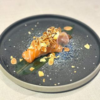 Nigiri salmone mandorle