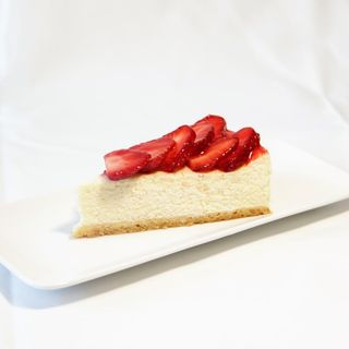 ჩიზქეიქი მარწყვის ზედსართით (სეზონურად კონფიტურით)