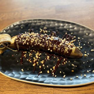 Plátano a la brasa con chocolate fundido y avellana crujiente