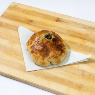 Girella di pasta sfoglia alla bolognese