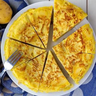 Tortilla de papas, perejil, cebolla