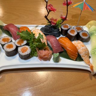 Nigiri gambas 2u Nigiri salmón 2u Nigiri atún 2u hosomaki salmón 8u