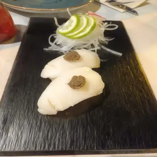 90.Nigiri De Pez Mantequilla Con Salsa De Trufa (2 Pzs.)