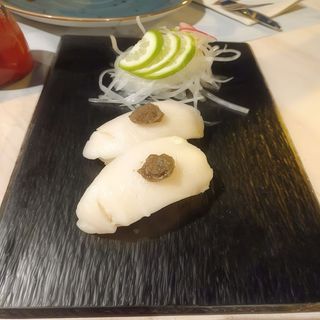 90.Nigiri De Pez Mantequilla Con Salsa De Trufa (2 Pzs.)