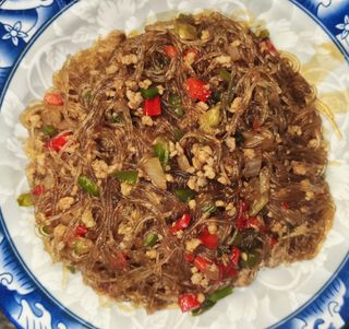 35. Spaghetti di soia piccanti con carne