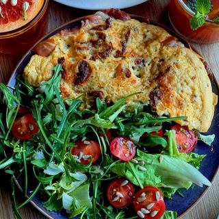 Omlet z mozarellą , włoską szynką i suszonymi pomidorami