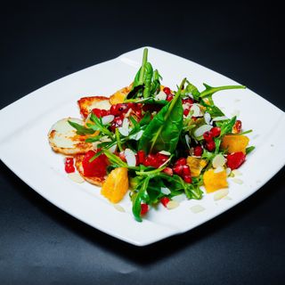 Салат с сыром халуми