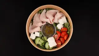 Салат з індичкою-карі та соусом Песто ( 210/ 40г)