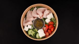 Салат з індичкою-карі та соусом Песто ( 210/ 40г)