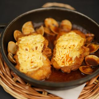 Rape Gratinado Con Almejas En Salsa Marinera