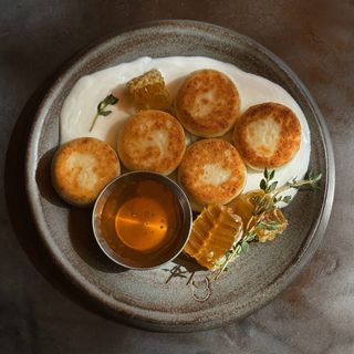 Сирники з медовими сотами