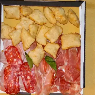 Chiacchiera con affettati e burrata