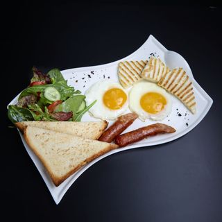 Глазунья с домашними колбасками