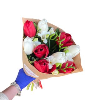 Buchet Martisor cu lalele si frezie 