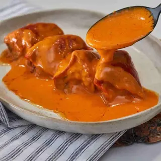 Pimientos rellenos de bacalao con salsa de piquillo