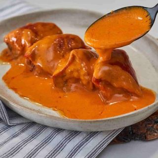 Pimientos rellenos de bacalao con salsa de piquillo