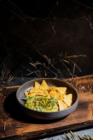 Goacamole cu nachos crocante